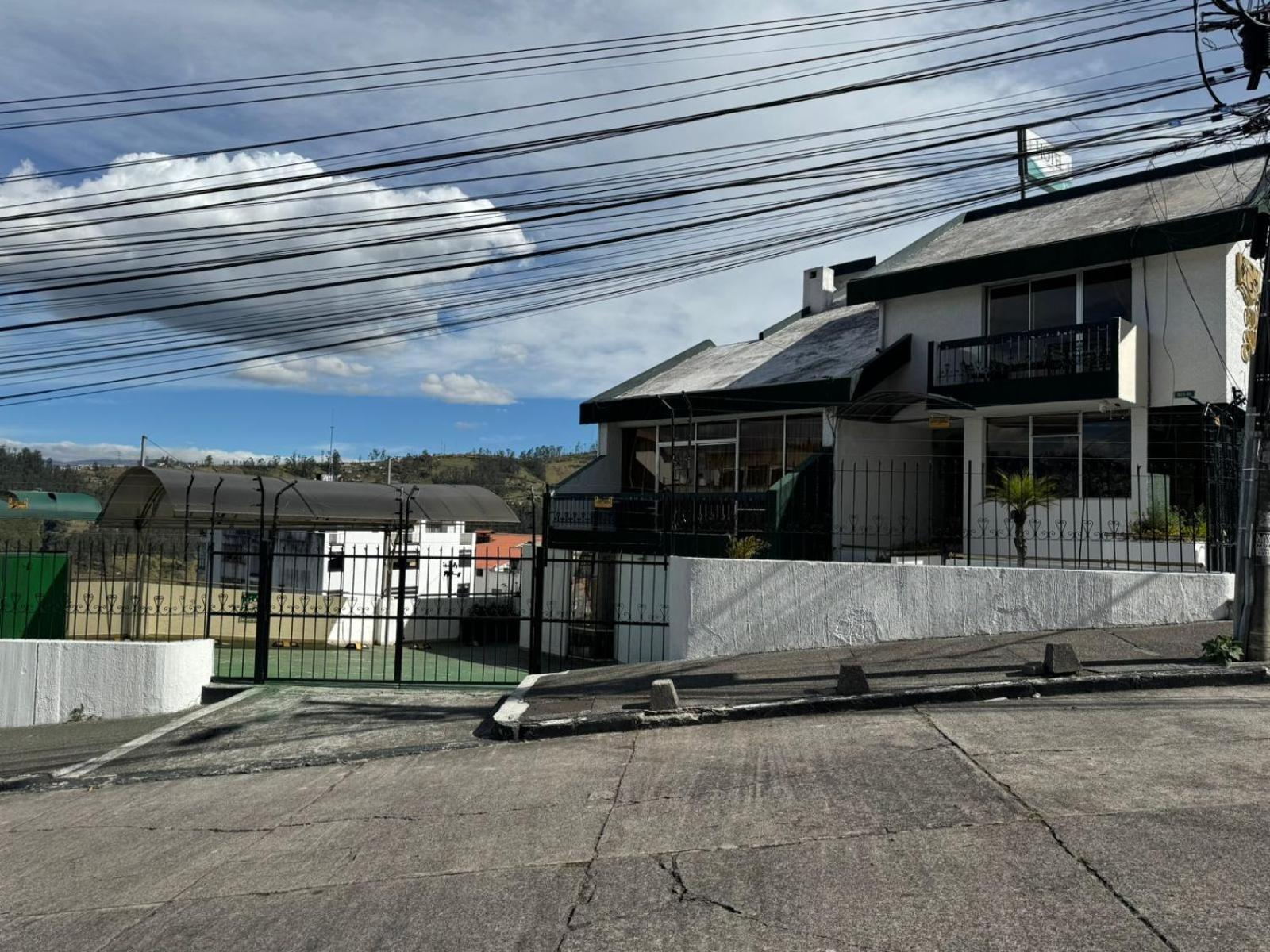 Suites & Hotel Gonzalez Suarez Quito Exterior photo